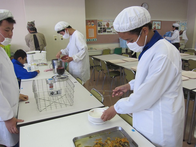 中学部給食風景