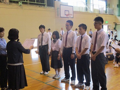 生徒会の5人が校長から表彰を受けている場面です