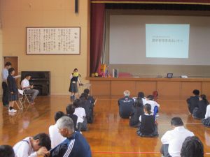 選挙管理委員が説明をしている場面