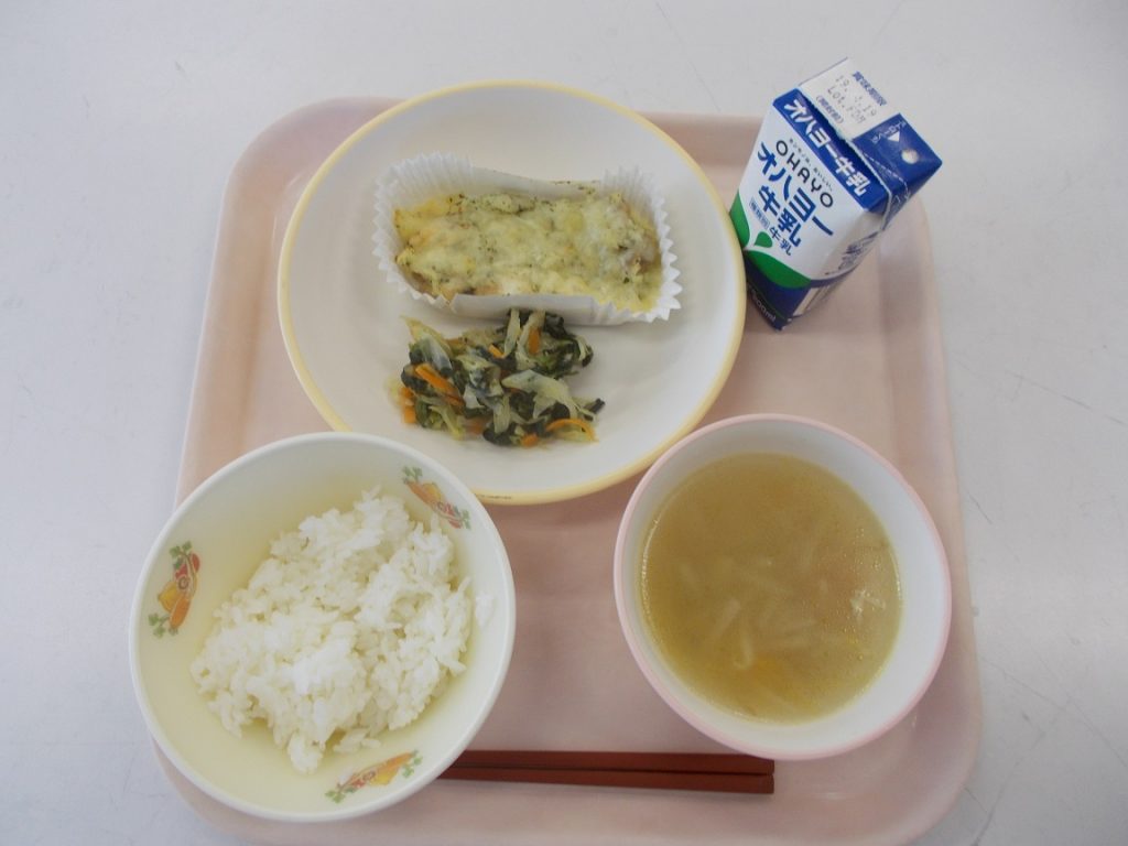 ご飯 牛乳 鶏肉とポテトのチーズ焼き ほうれん草のサラダ コンソメスープ 岡山県立東備支援学校